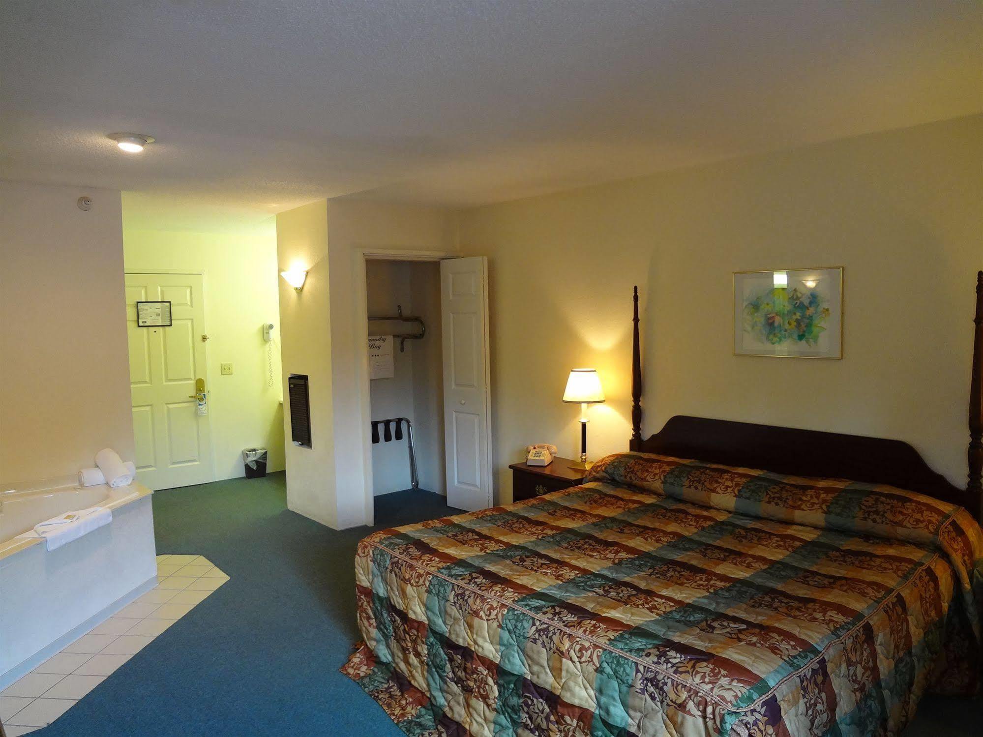 Voyager Inn Сент-Игнас Экстерьер фото